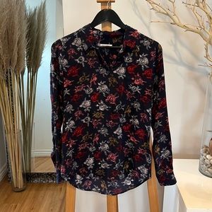 Equipment femme sz small silk button down. Navy with floral print.